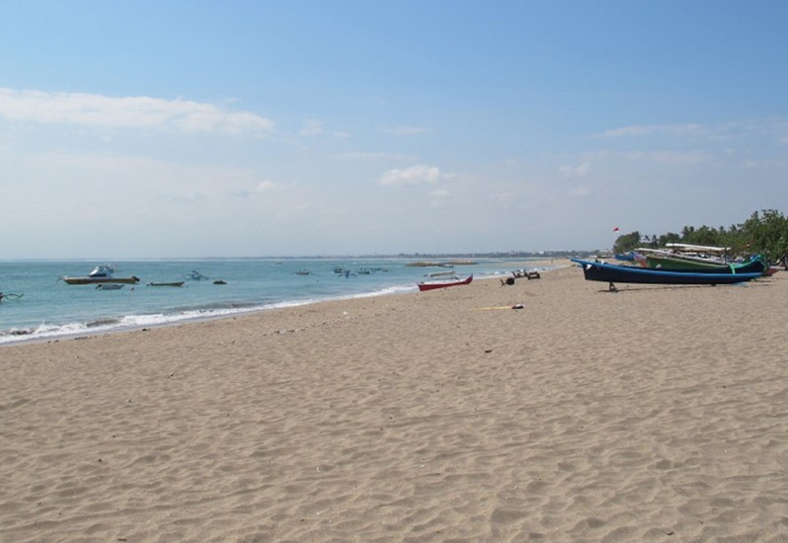 Garis Pantai yang Panjang Memungkinkan untuk Bermain