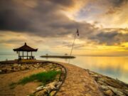 Gazebo yang ada di tepian Pantai