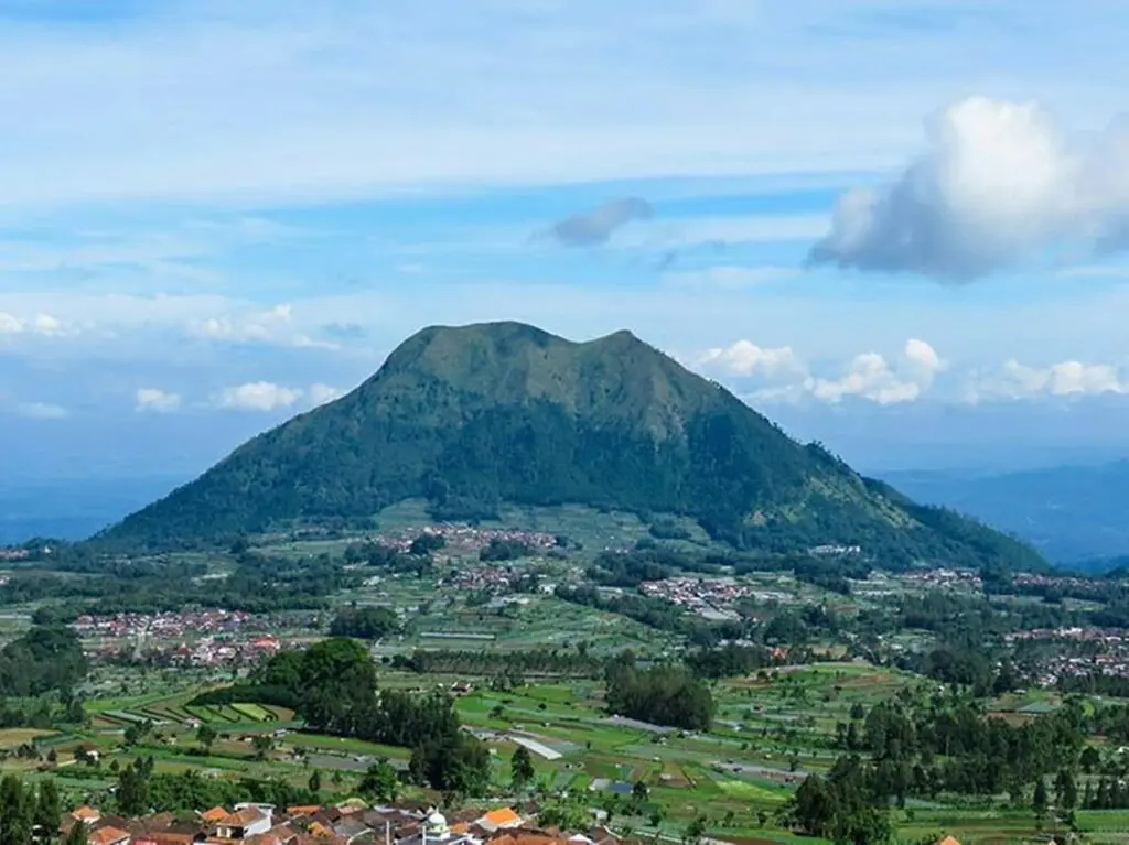 Gunung Andong di Magelang, Jawa Tengah