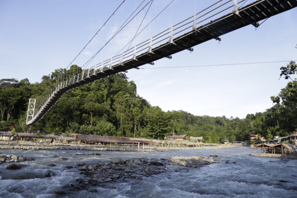 Jembatan gantung melintasi Sungai Bahorok 