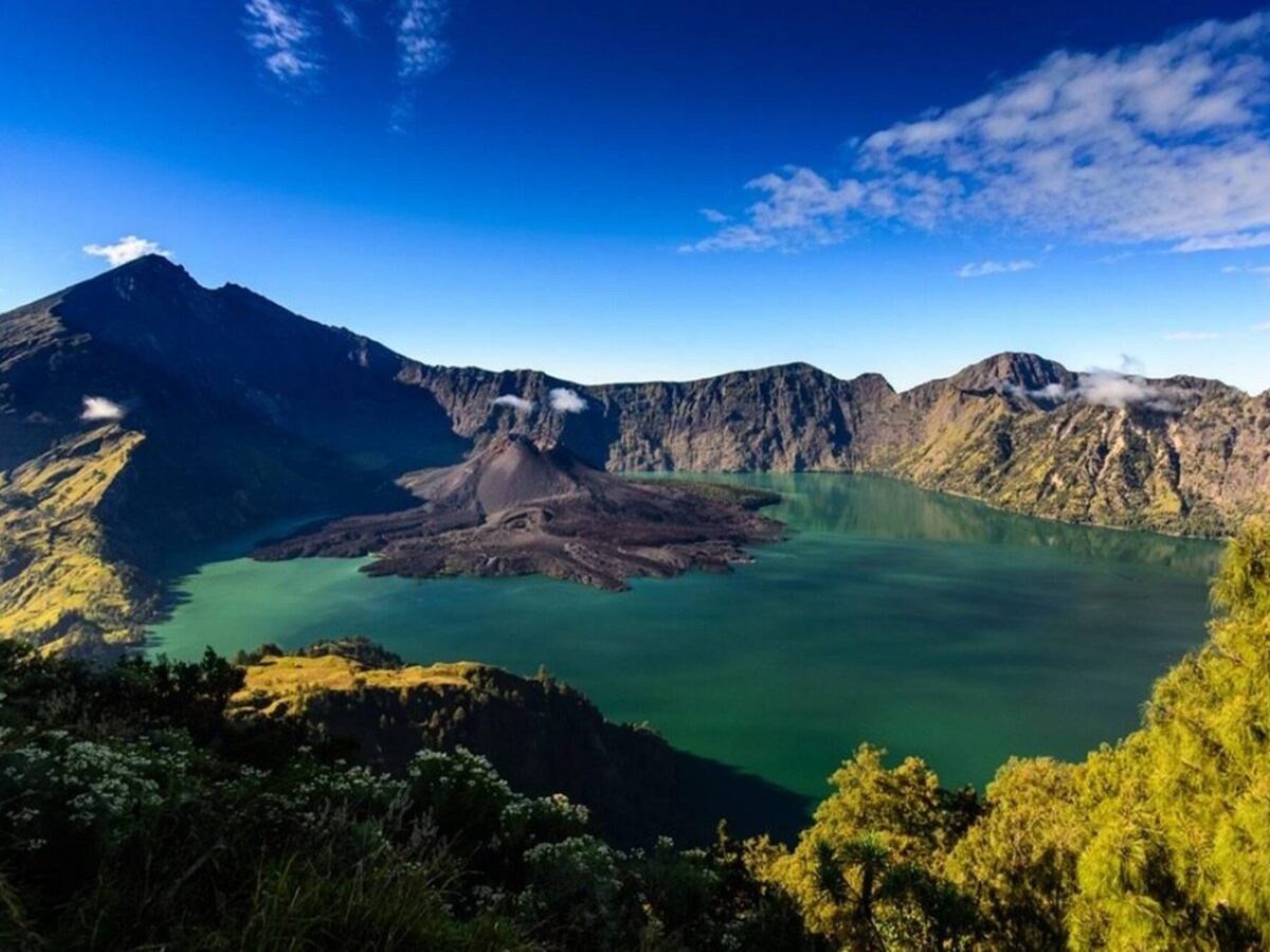 Segara Anak dikelilingi dinding kaldera