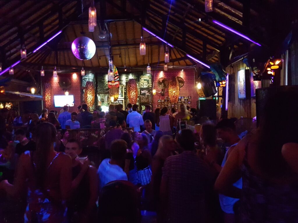 Jiggy Booze Bar ramai dipadati wisatawan di malam hari