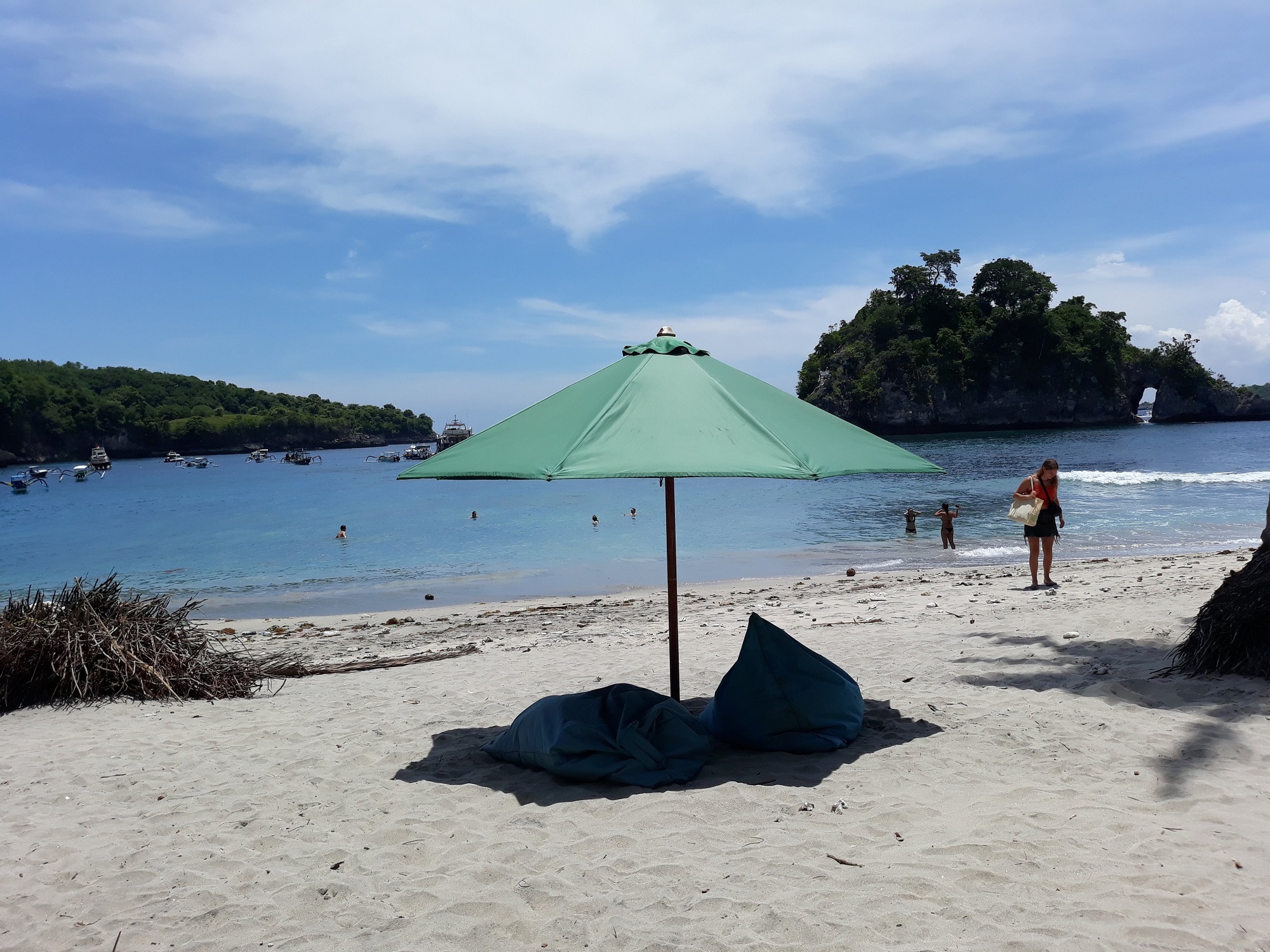 Payung Menaungi Bean Bag untuk Bersantai di Tepi Pantai