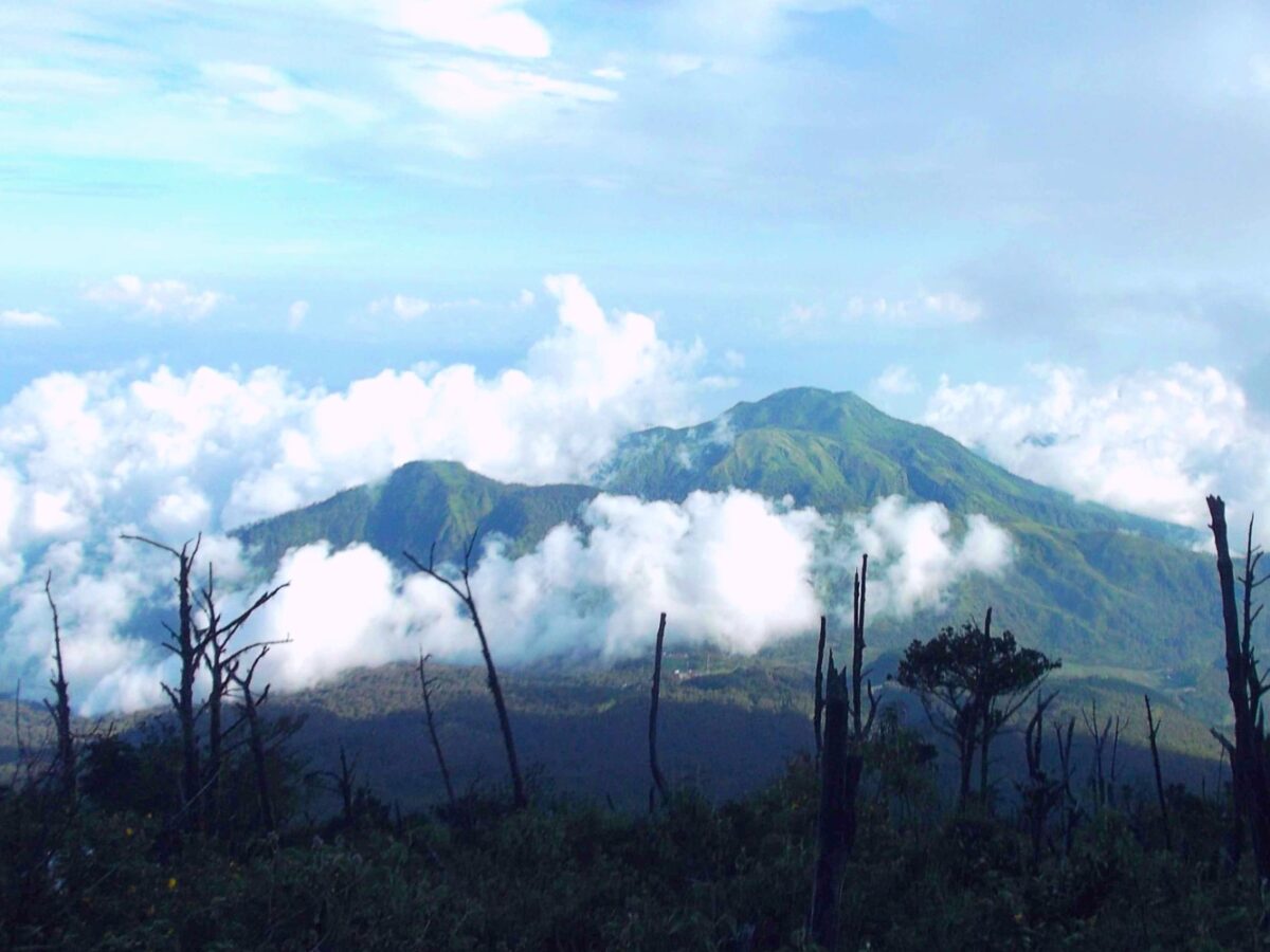 Pemandangan bentang alam gunung lawu