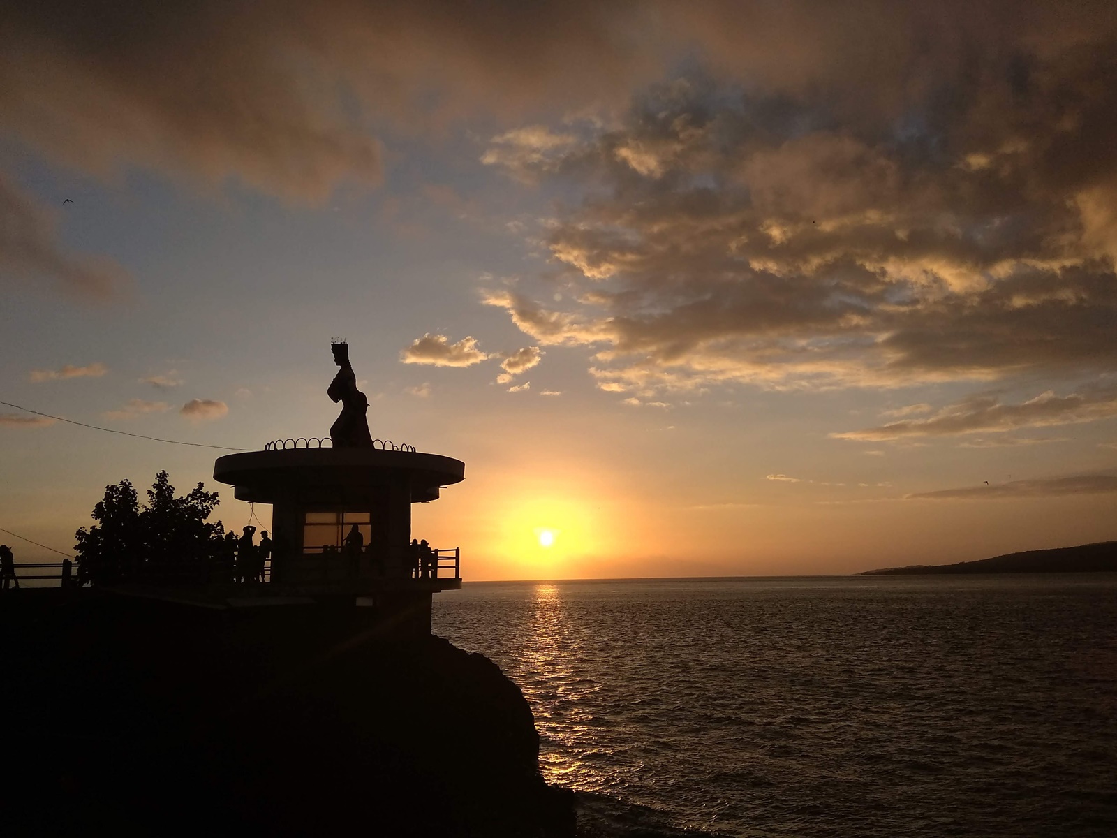 Patung Gandrungd dengan latar sunset