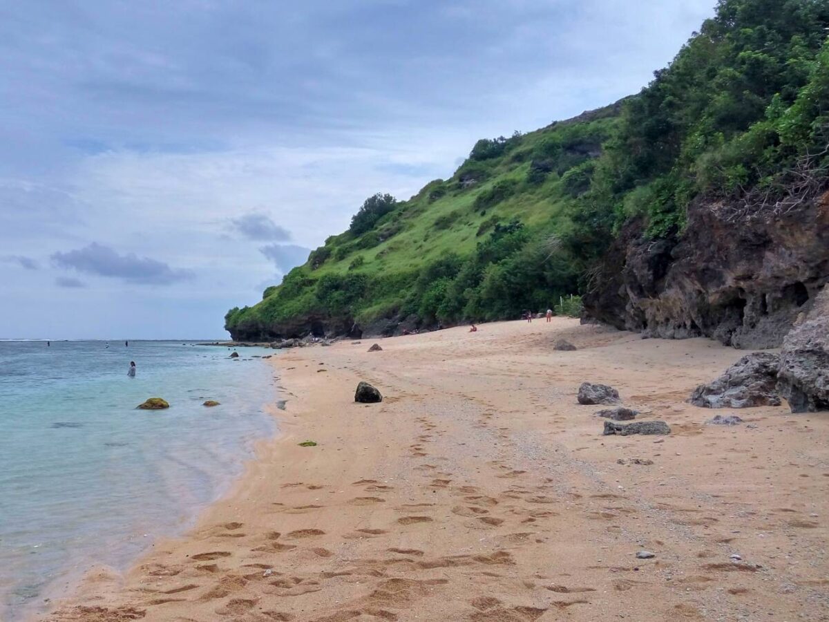 Area tepi pantai Gunung Payung berpasir putih
