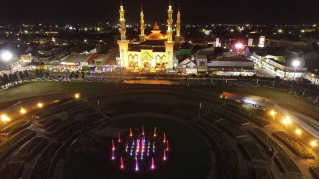 Pemandangan alun-alun di malam hari