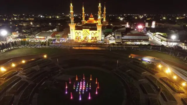 Pemandangan alun-alun di malam hari