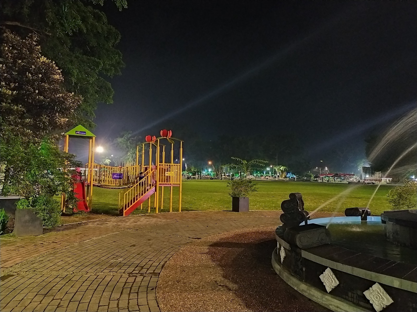 Playground di malam hari di area alun-alun wonosobo