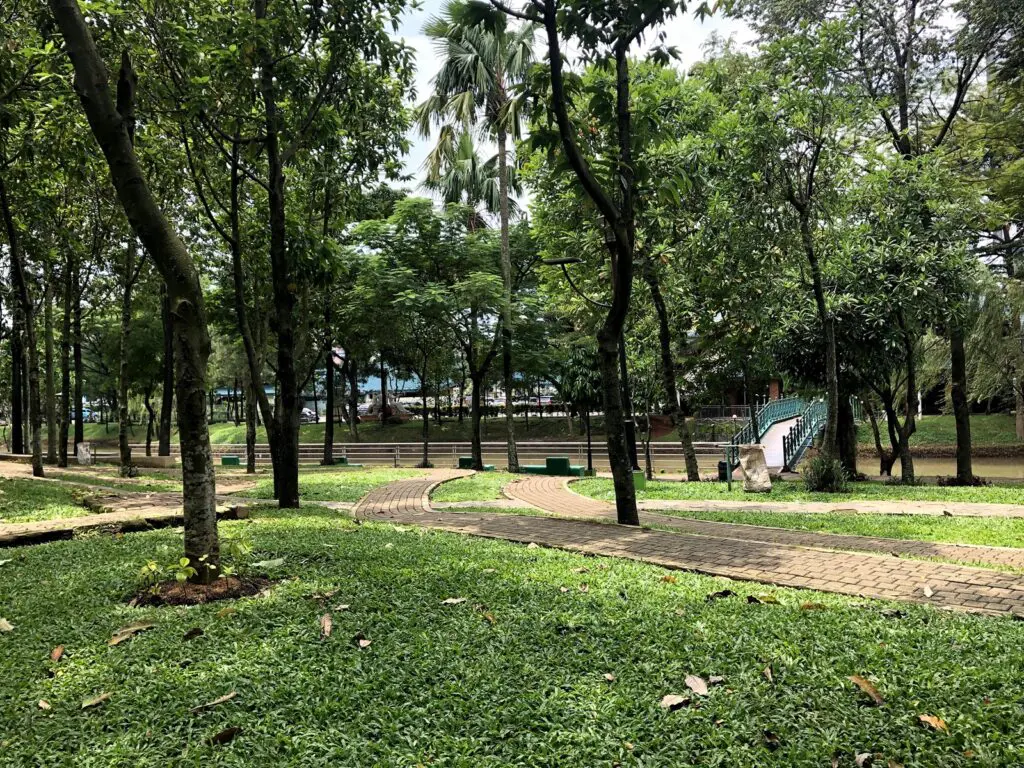 Jalur pedestrian dan jogging track Menteng Park