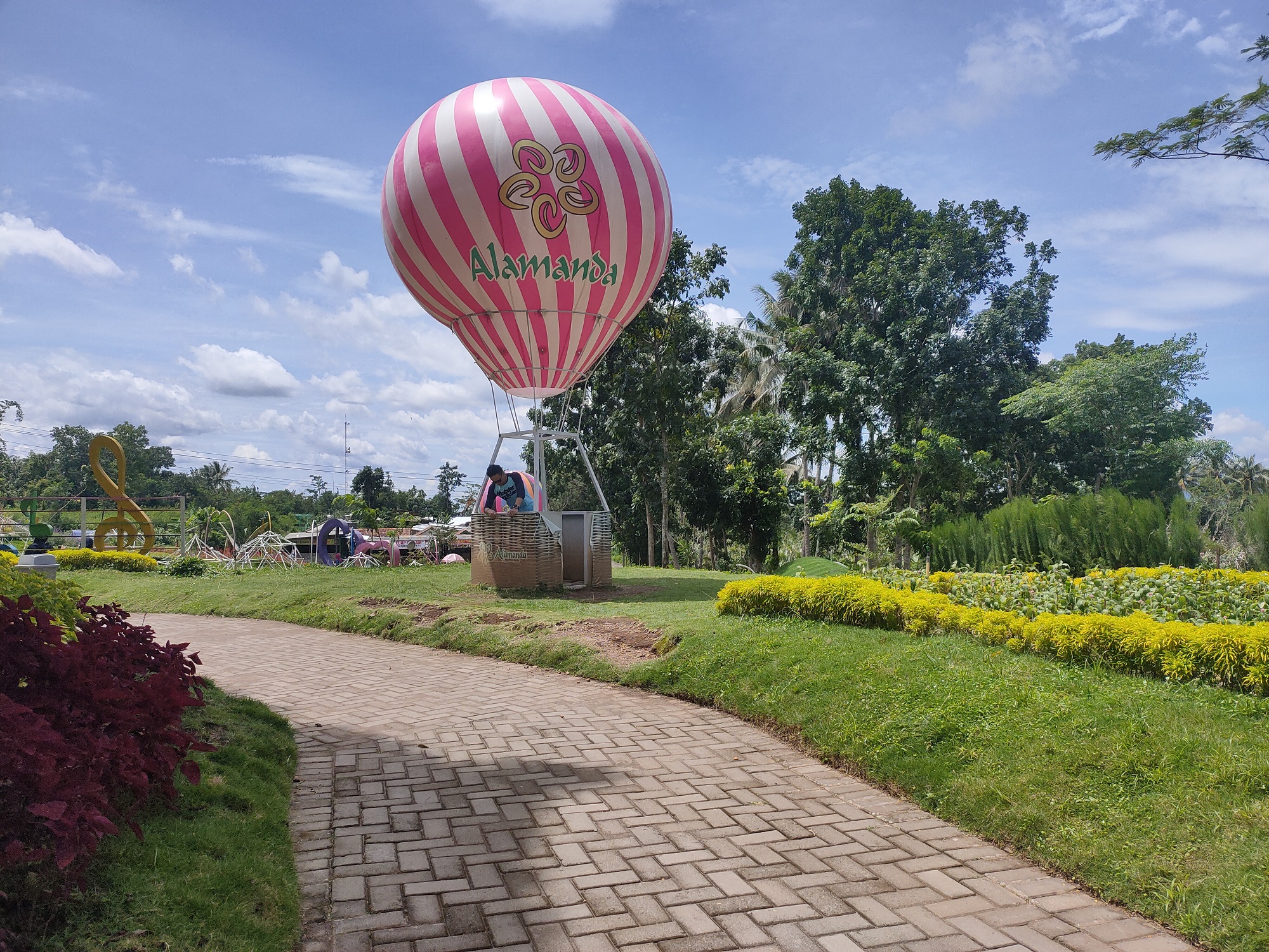 Wahana balon udara di Alamanda Jogja Flower Garden