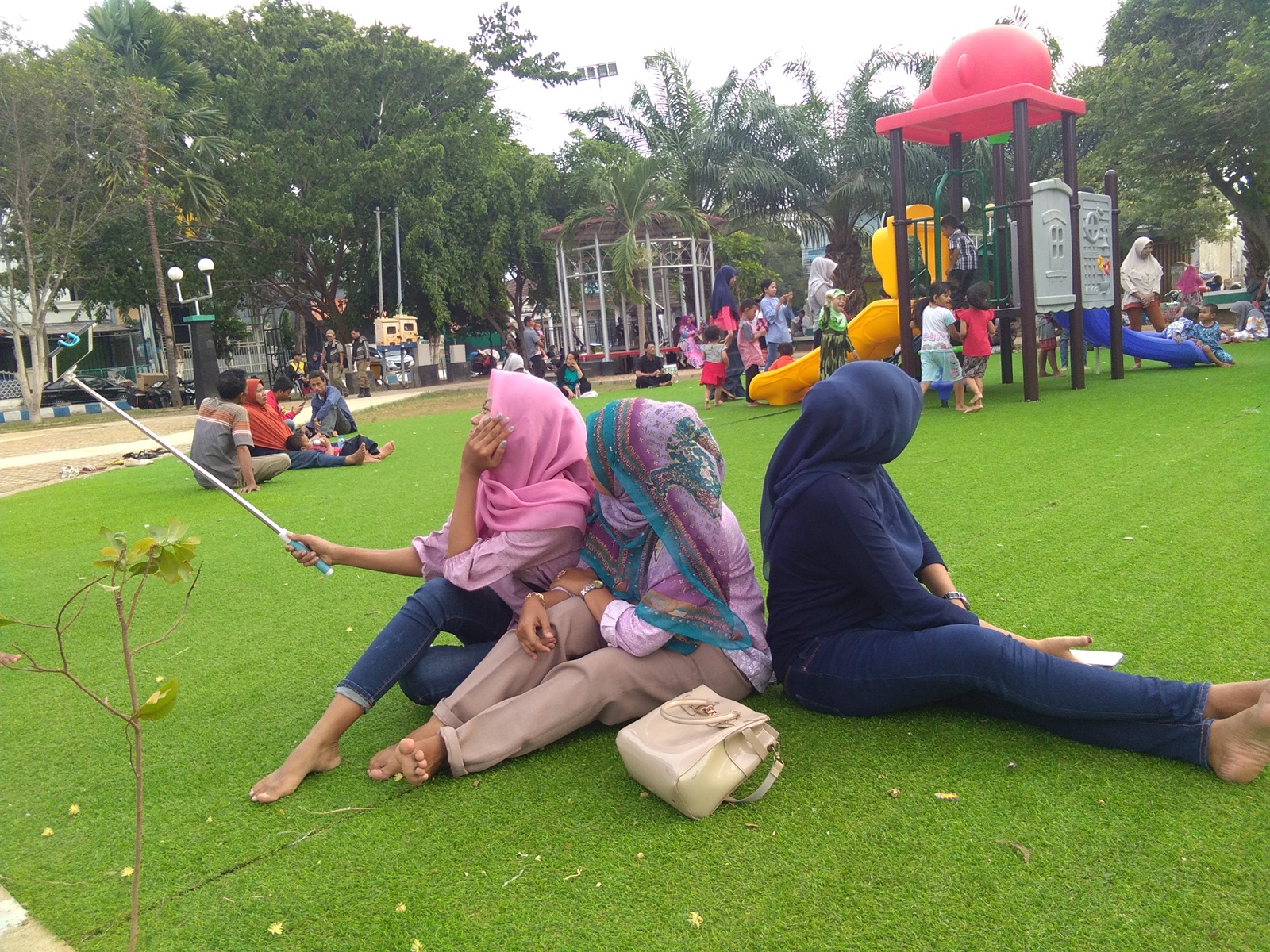 Menikmati waktu santai bersama keluarga di alun-alun