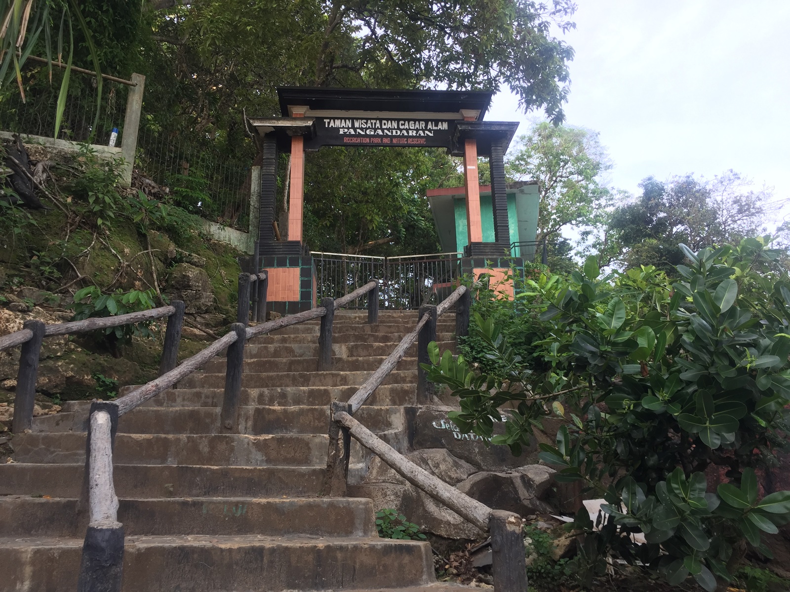 Gerbang menuju kawasan taman wisata alam