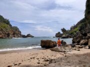 Indahnya Pantai Ngrenehan yang penuh Batuan Karang