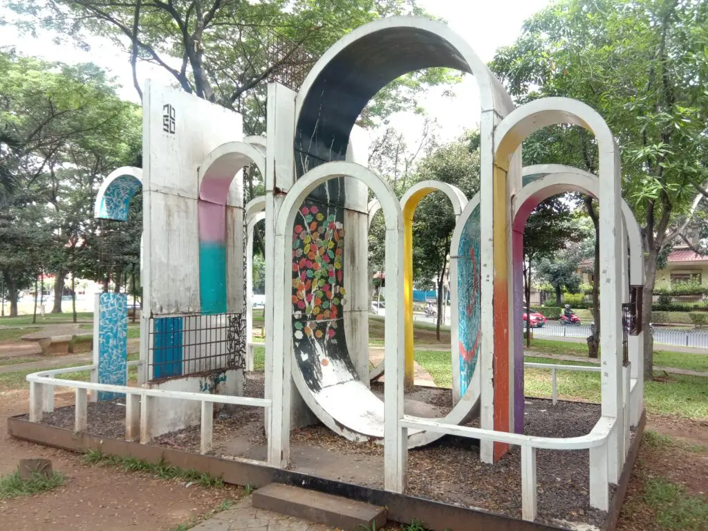 Instalasi seni jadi dekorasi taman yang unik