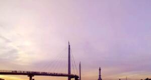 Suasana sore hari di Jembatan Gentala Arasy