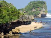 Keindahan Pantai Sundak dengan Batu Karangnya