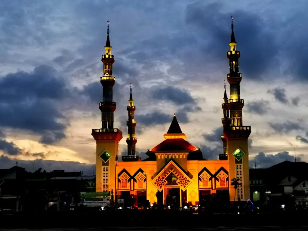 Masjid Agung Tegal di malam hari