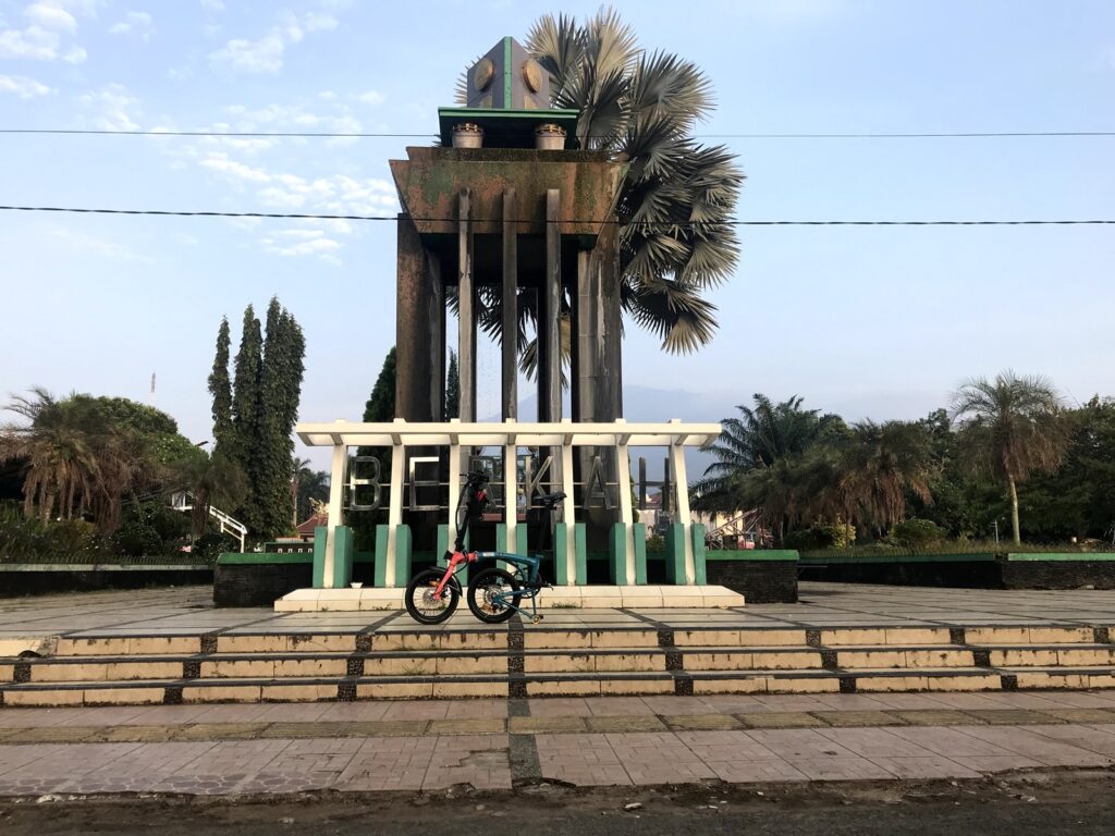 Sebuah sepeda terparkir di depan monumen alun-alun