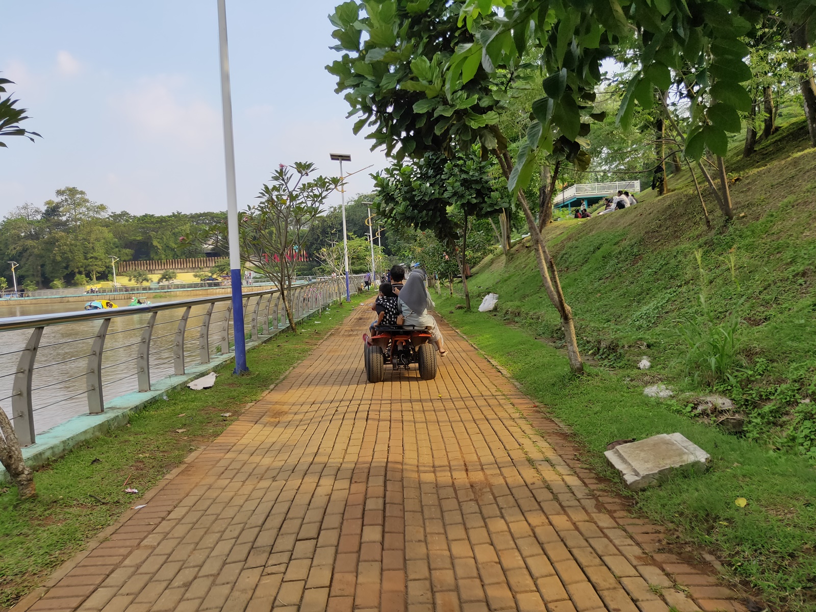 Pengunjung menyusuri jalur pedestrian menggunakan ATV