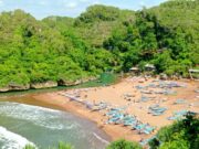 Panorama pesisir pantai baron terapit perbukitan hijau