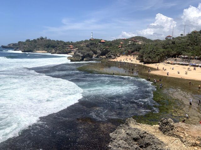 Pemandangan Indah Pantai Kukup dari Ketinggian