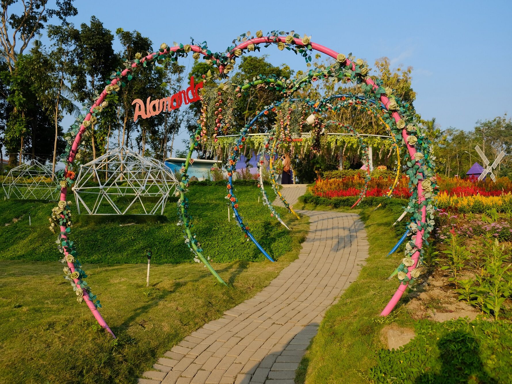 Spot Foto Favorit taman dengan dekorasi warna-warni di Alamanda Jogja Flower Garden