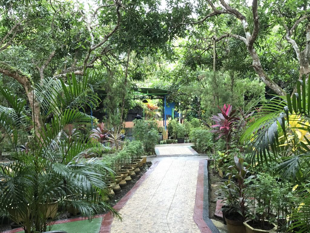 Aneka tanaman yang menghiasi taman Wisata Kebun Gowa