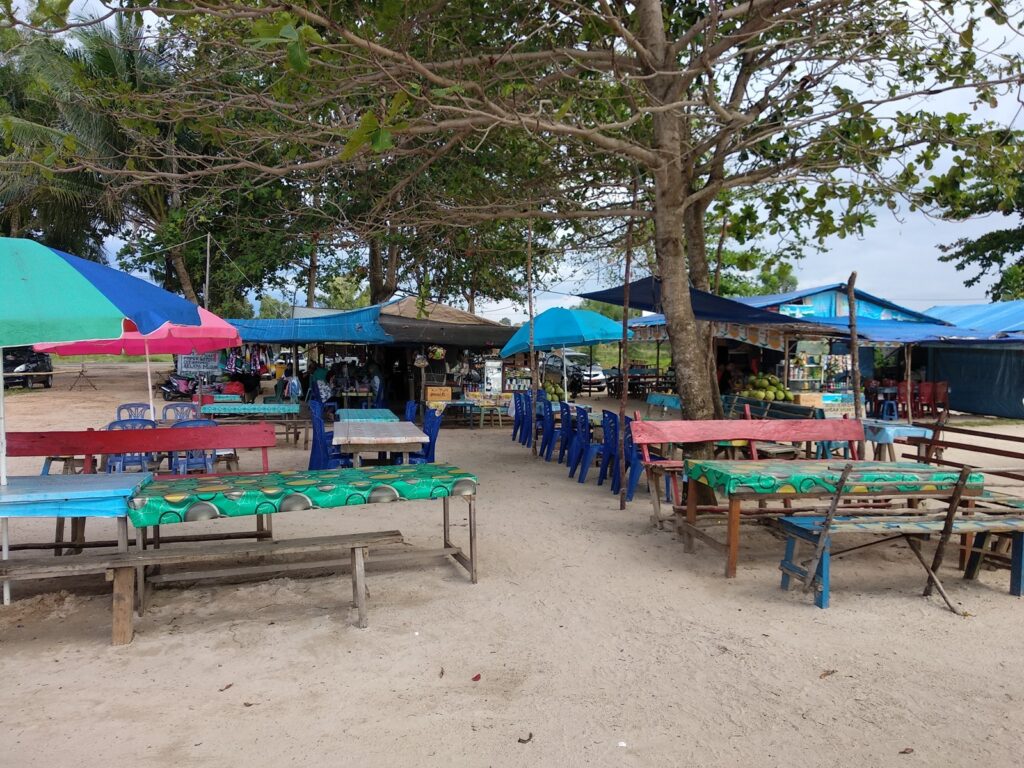 Area santai di Pantai Tanjung Tinggi