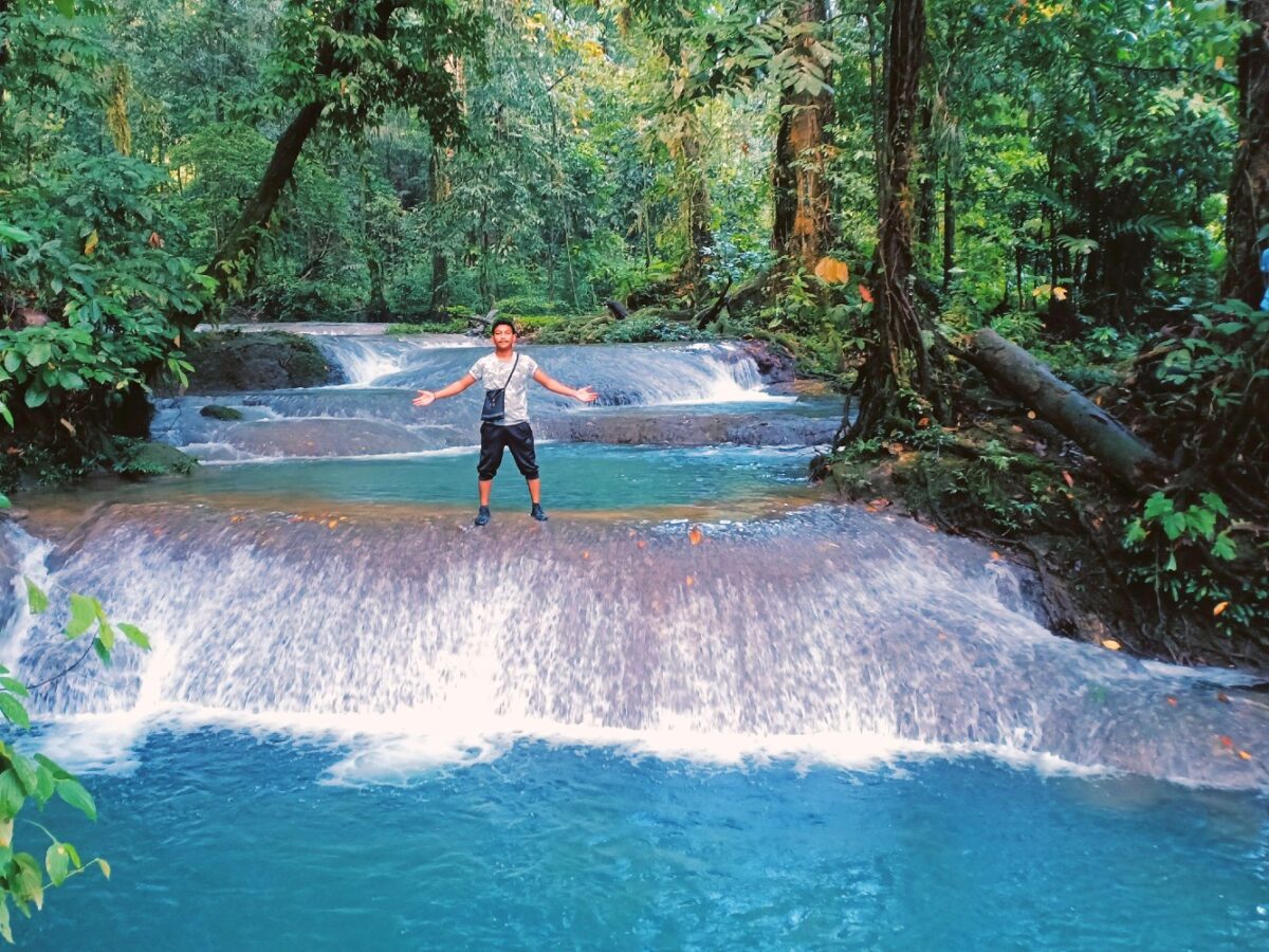Pemandangan air terjun 7 bidadari yang bertingkat-tingkat