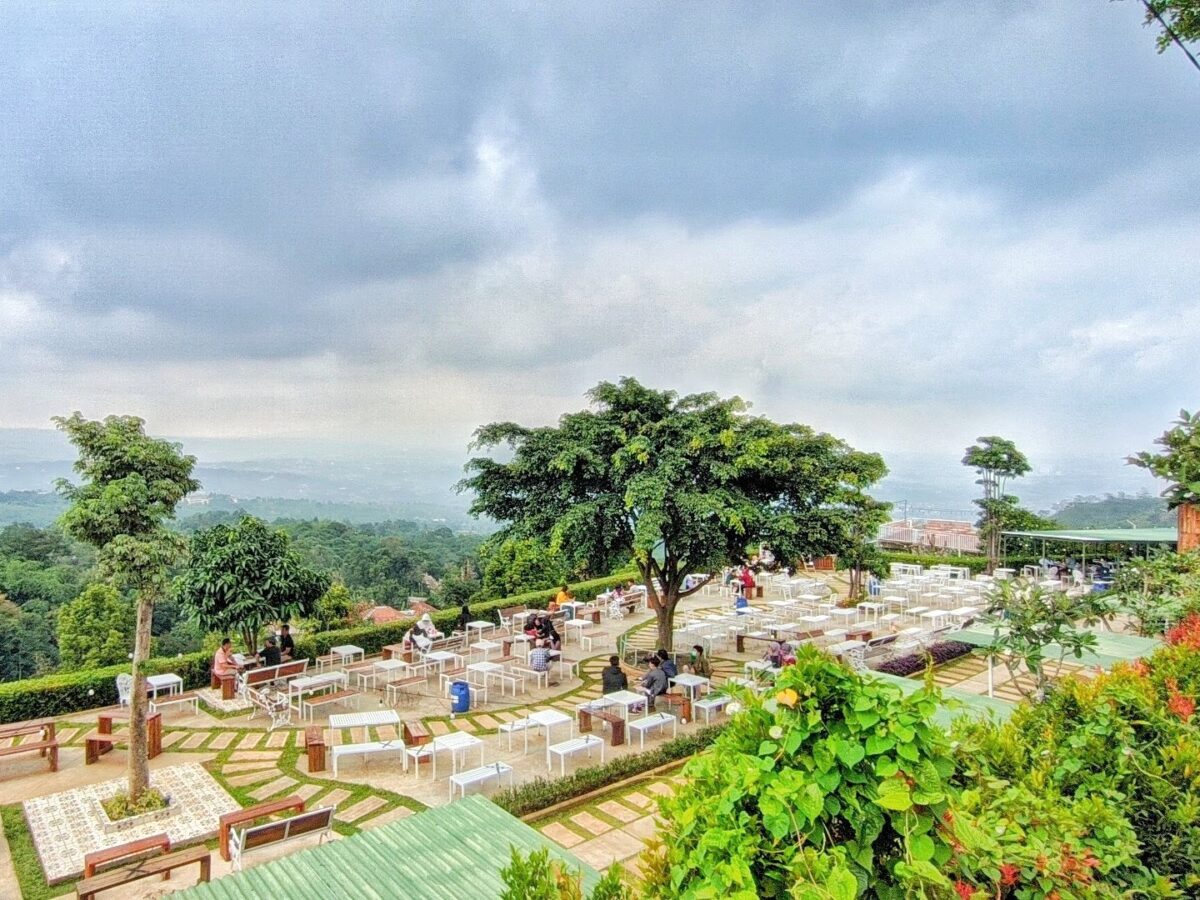 area cafe dengan bangku-bangku di taman fathan hambalang