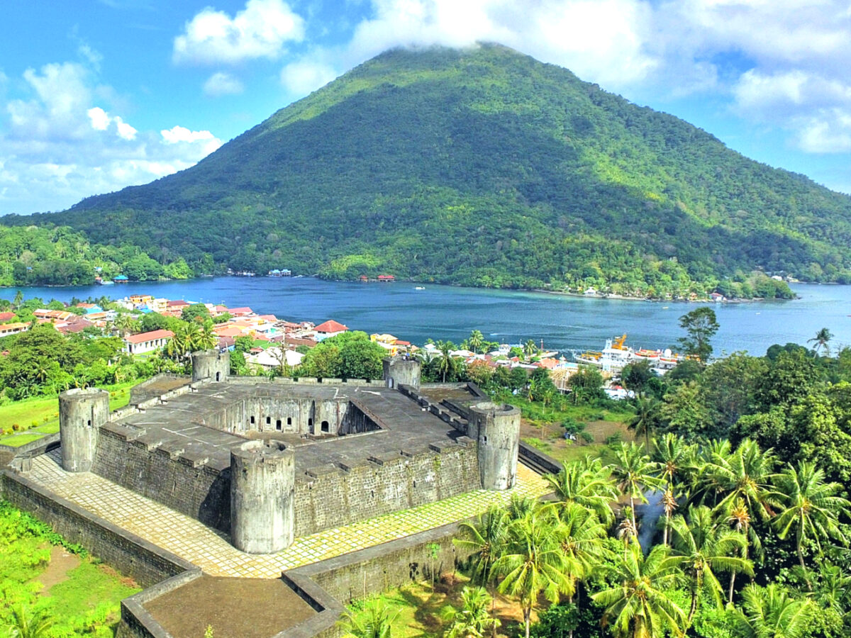 Panorama alam Banda Neira dan Benteng Belgica