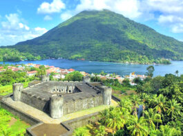 Panorama alam Banda Neira dan Benteng Belgica