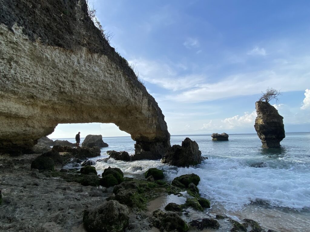 Spot foto khas Kubu Beach adalah batu karang berlubang