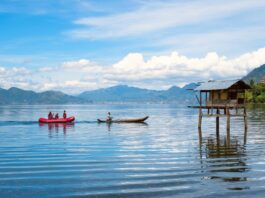 Aktivitas berperahu di danau laut tawar