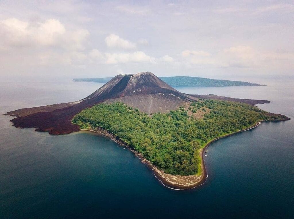 Gunung Anak Krakatau dan gugusan hutannya