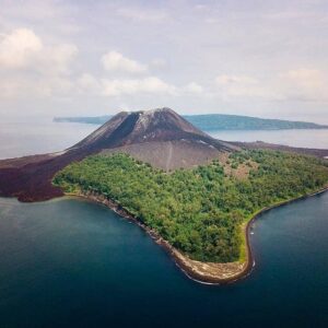 Gunung Anak Krakatau dan gugusan hutannya