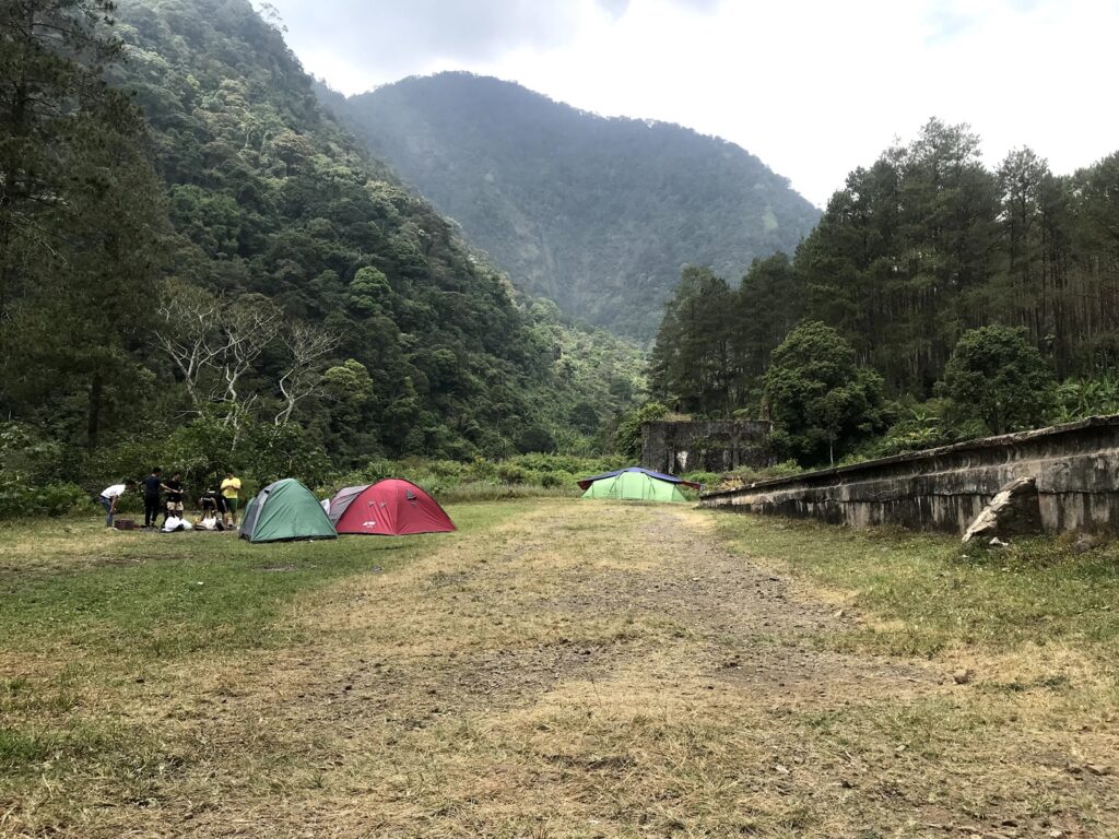 Tenda-tenda di area Kolam Cinta