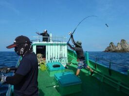 Kegiatan memancing di sekitar pulau rondo