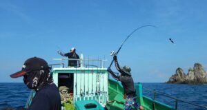 Kegiatan memancing di sekitar pulau rondo