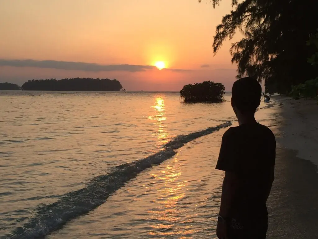 Menikmati Senja di Pulau Perak