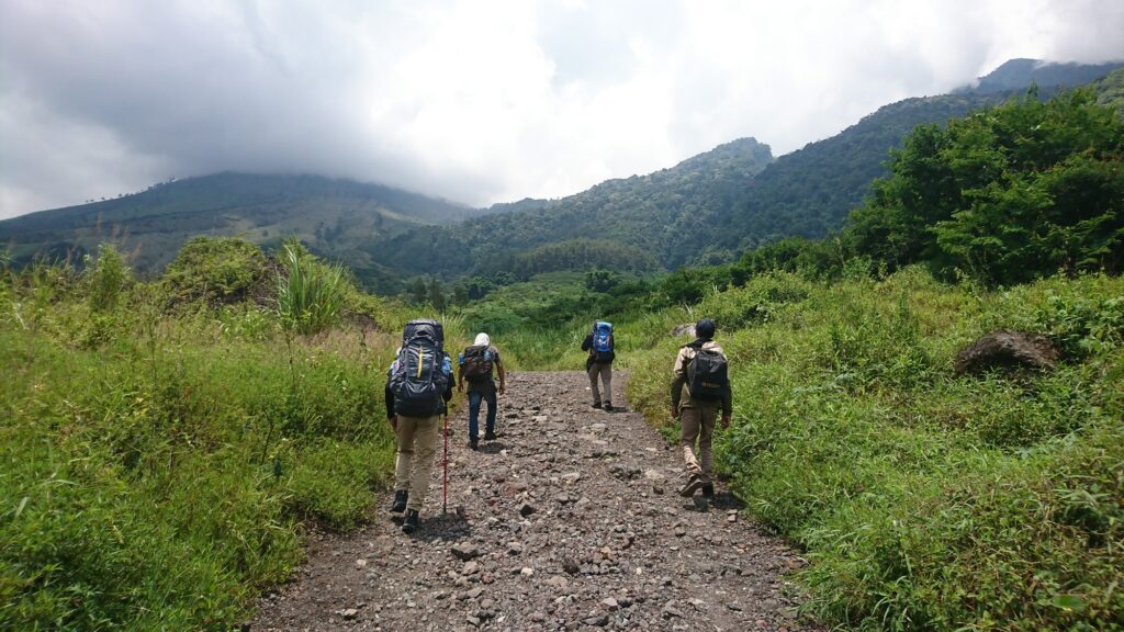 Pendaki menyusuri jalur hiking Guntur