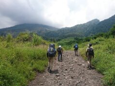 Pendaki menyusuri jalur hiking Guntur