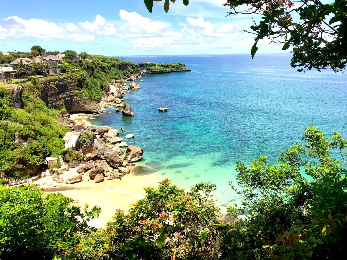Bentang alam pantai kubu atau jimbaran beach dengan tebing dan kejernihan laut biru
