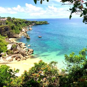 Bentang alam pantai kubu atau jimbaran beach dengan tebing dan kejernihan laut biru