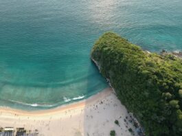 Pantai Lampuuk dan tebingnya