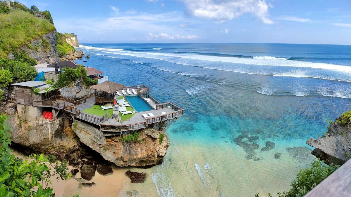 Pemandangan birunya laut dari tepi pantai suluban