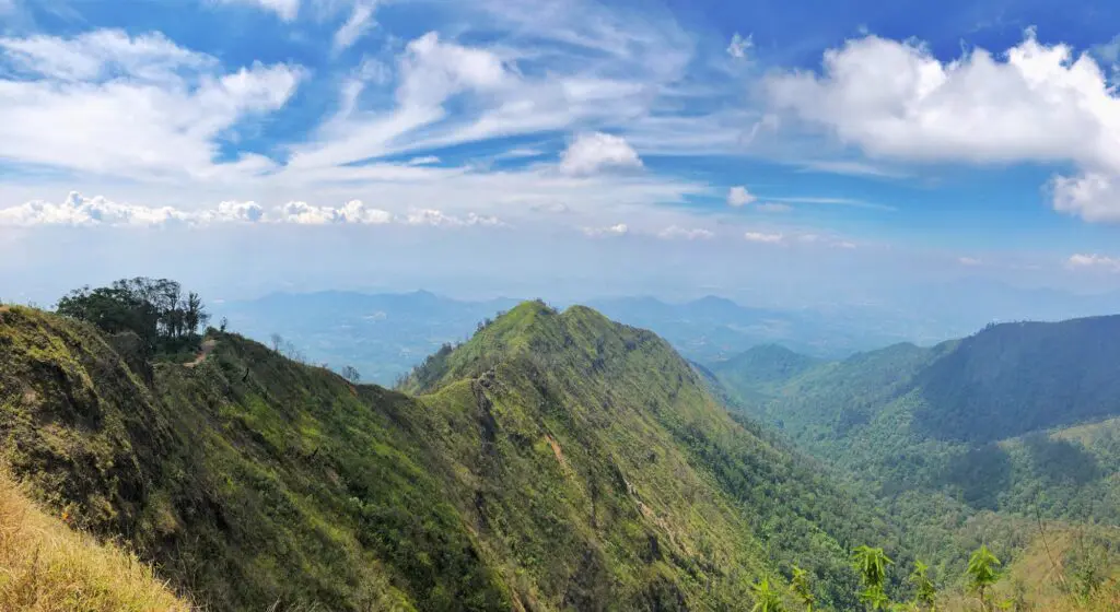 Lekuk Puncak Mega yang menakjubkan terlihat dari Gunung Puntang