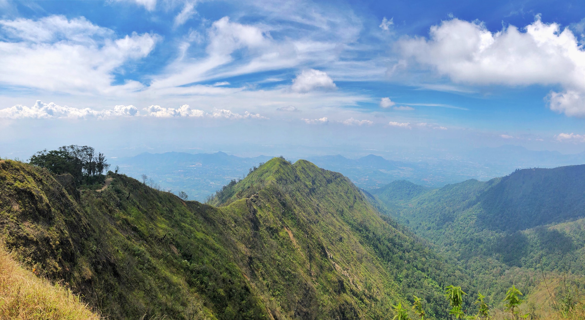 Lekuk Puncak Mega yang menakjubkan terlihat dari Gunung Puntang