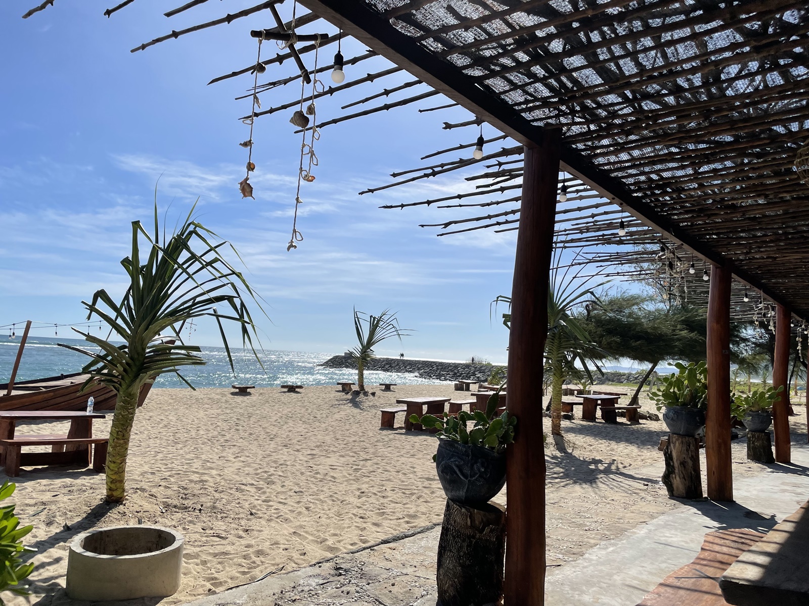 Teras Dreamlife Cafe & Resto wisata tepi pantai pulau kapuk